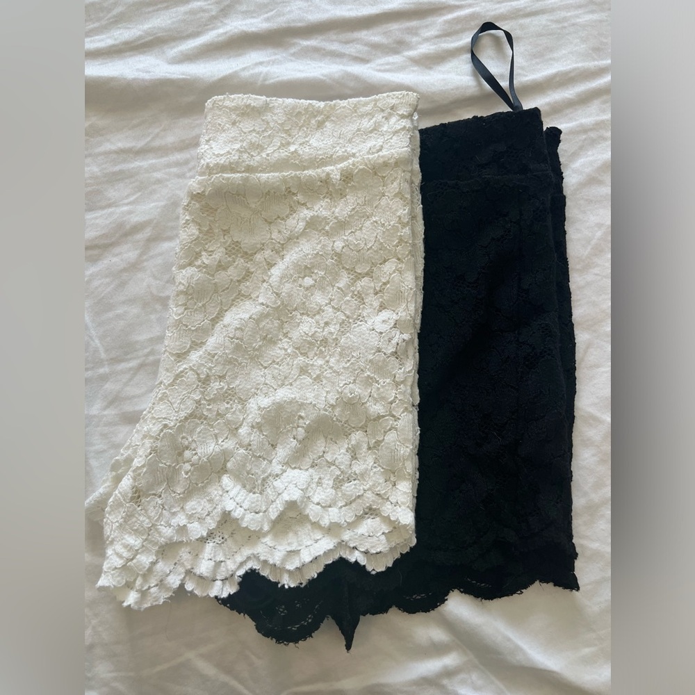 A set (2) of free people shorts in size 0 in colors cream and black. 🖤🤍